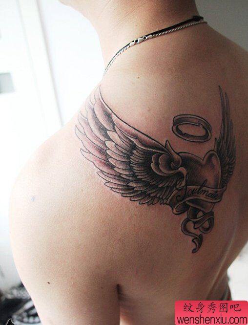 背部爱心翅膀文身作品