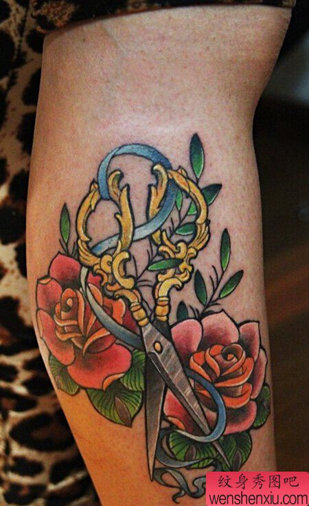 腿部School剪刀玫瑰花文身作品