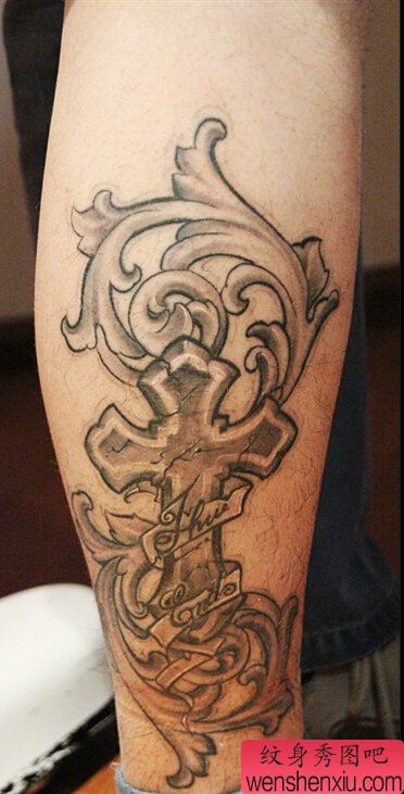 文身秀图吧推荐一幅腿部巴洛克十字文身作品