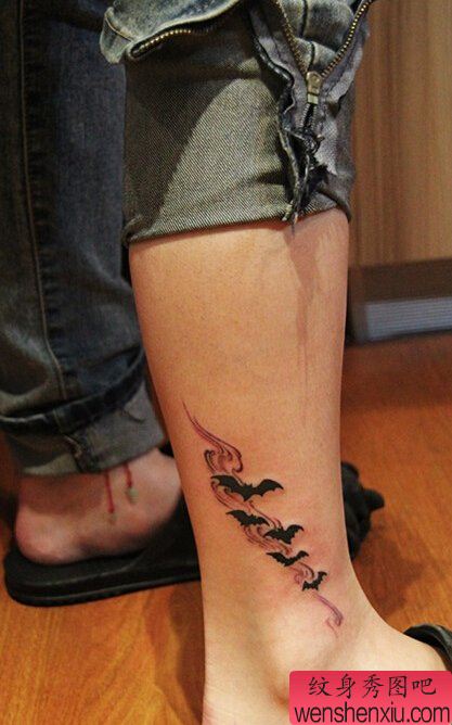 腿部创意蝙蝠文身作品