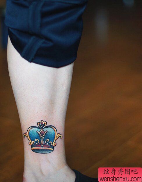腿部彩色小皇冠文身作品