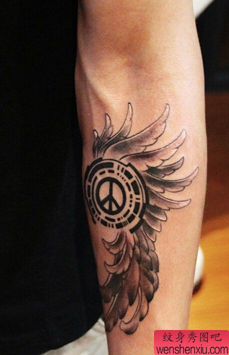 手臂反战翅膀文身作品