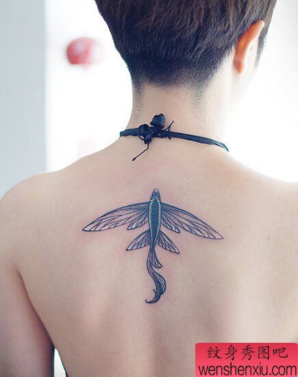 文身秀图吧推荐一幅女人背部飞鱼文身作品