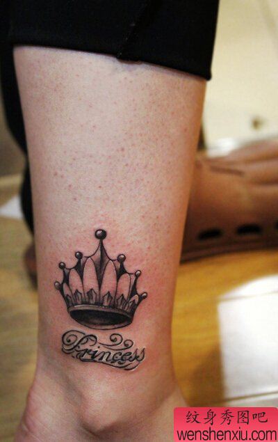 脚踝皇冠文身作品