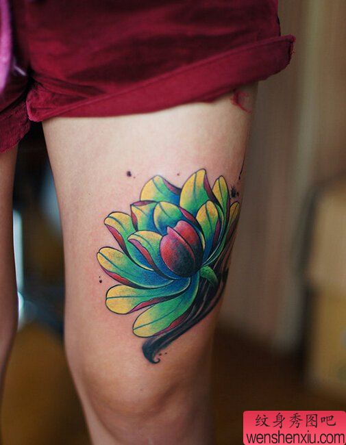女人腿部荷花文身作品