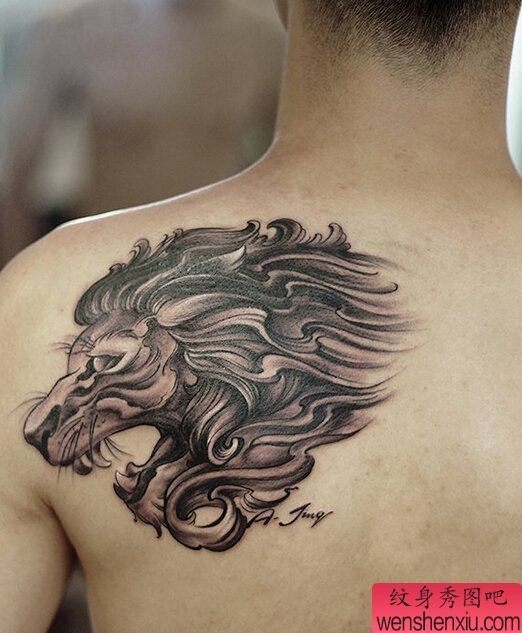 背部吼狮文身作品