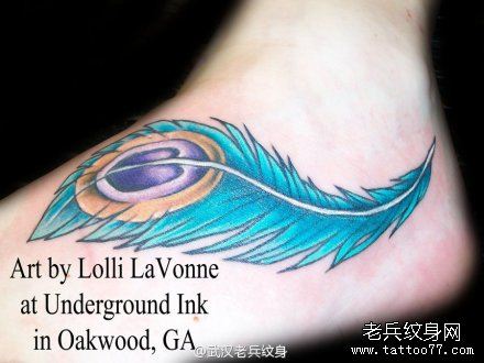 文身秀图吧推荐一幅彩色孔雀羽毛文身作品