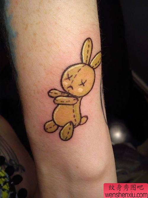 腿部彩色兔子文身作品