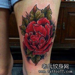 女人腿部彩色玫瑰花文身作品