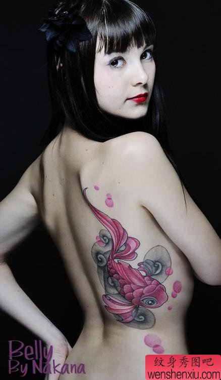 女人腰部彩色鱼文身作品