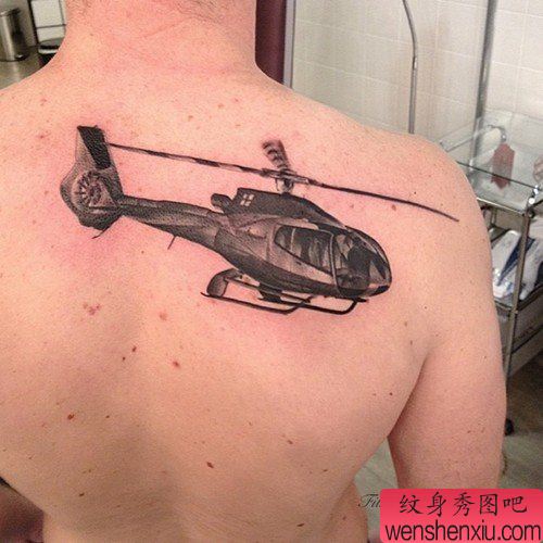 背部飞机文身作品