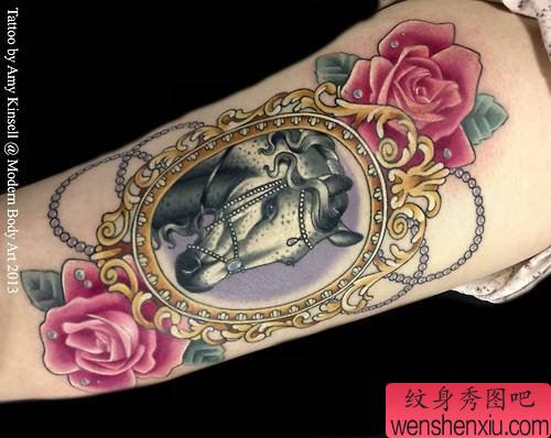 手臂马玫瑰花文身作品