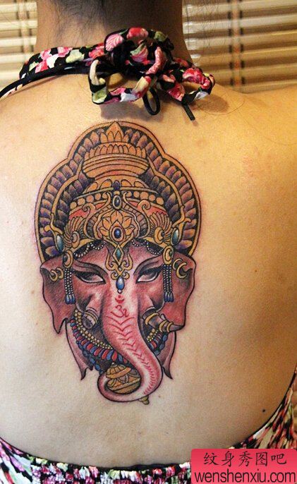 女人背部彩色象神文身作品