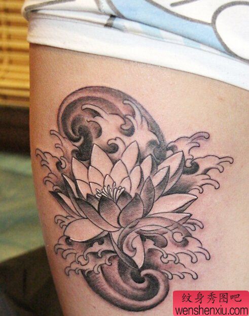 女人腿部莲花文身作品