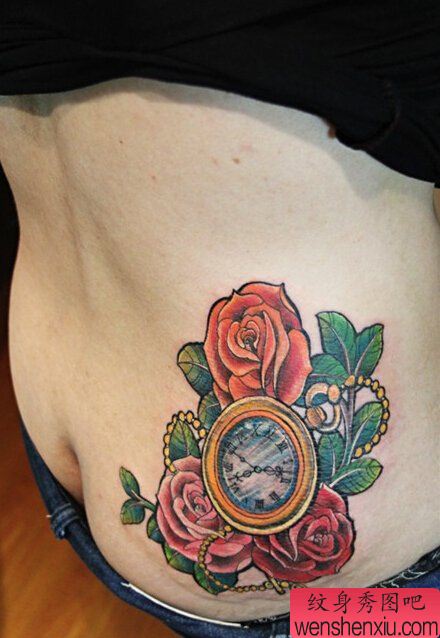 女人臀部怀表玫瑰文身作品