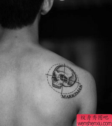 一幅背部背部狙击手头骨文身作品