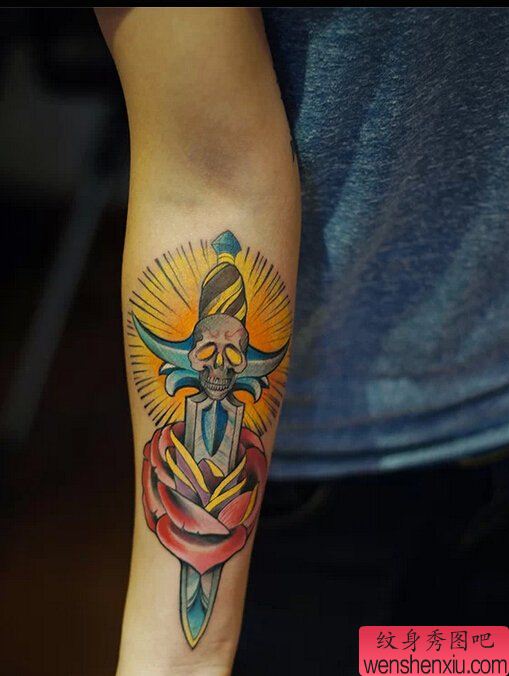 文身秀图吧推荐一幅手臂彩色骷髅剑穿玫瑰文身作品