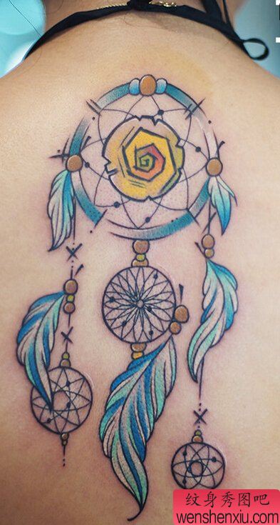 女人背部蓝色捕梦网文身作品