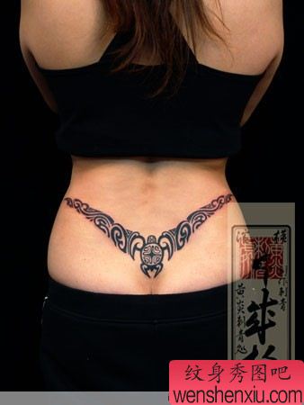 日本纹身师美女腰部图腾纹身作品