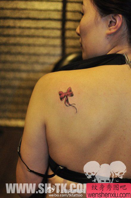 女生肩背时尚小巧的蝴蝶结纹身图案