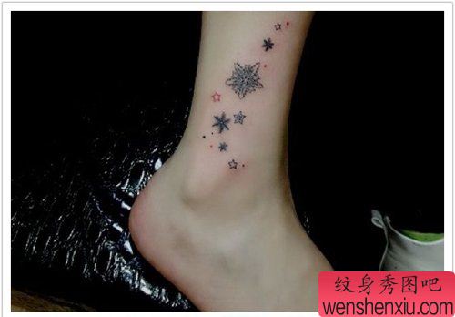 脚踝处小巧时尚的五角星与雪花纹身图案