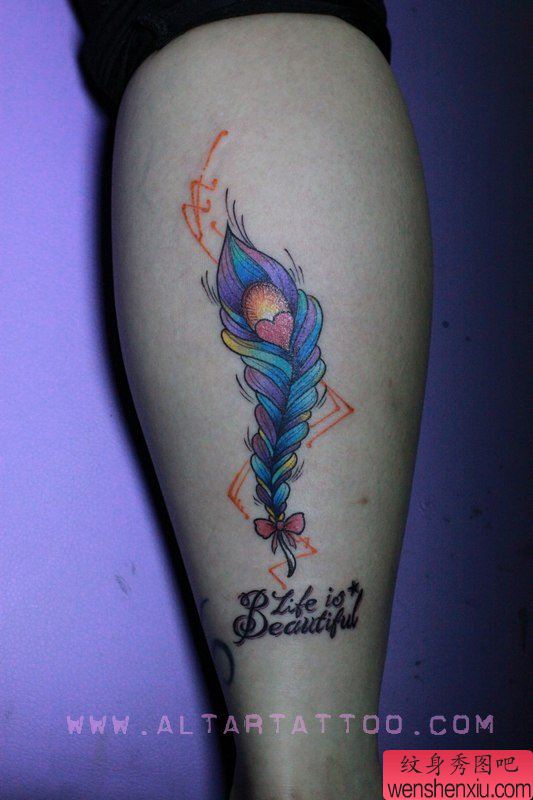 女生腿部精美的彩色羽毛纹身图案