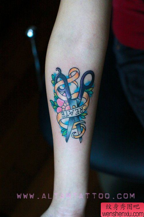 女生手臂流行的new school剪刀纹身图案