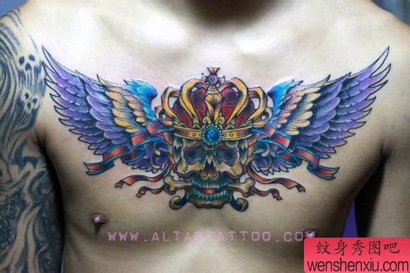 男性前胸超酷的骷髅与翅膀纹身图案