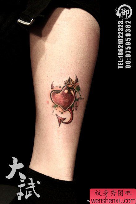 女生腿部小巧流行的恶魔爱心纹身图案