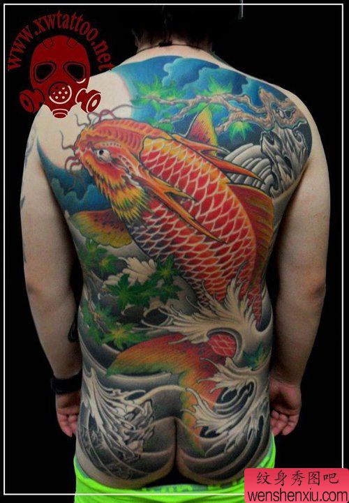 男性背部超酷的满背彩色鲤鱼纹身图案