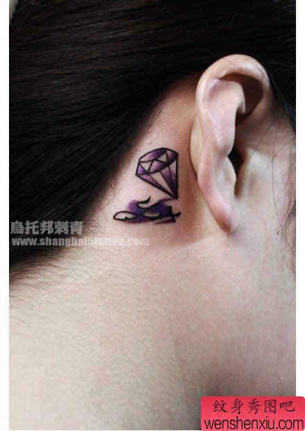 女生耳部小巧精美的钻石纹身图案