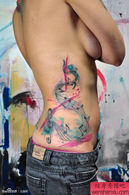 美女腰部唯美流行的音符纹身图案