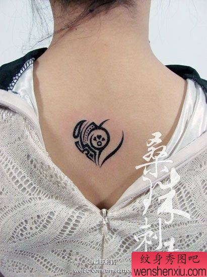 女生背部唯美流行的图腾爱心纹身图案
