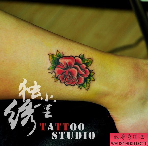 女生腿部小巧唯美的玫瑰花纹身图案