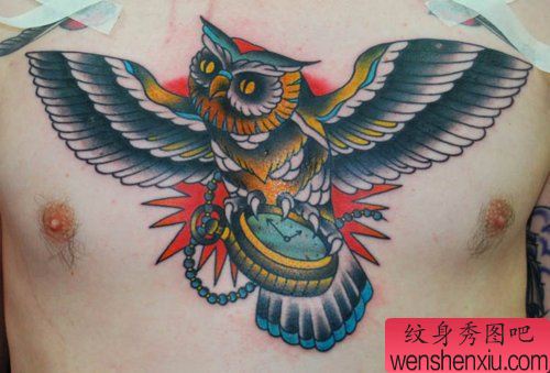 男性前胸帅气的old school猫头鹰纹身图案