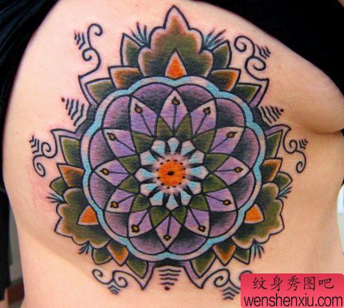 美女胸下边流行好看的old school花卉纹身图案