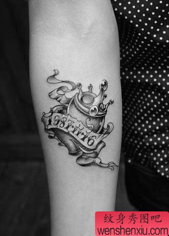 女生手臂流行清晰的爱心皇冠纹身图案