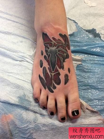 女生脚部经典流行的撕皮纹身图案