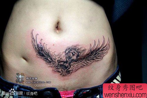 女性腹部流行帅气的沙漏与翅膀纹身图案