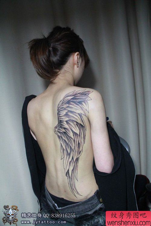 流行帅气的美女背部半背翅膀纹身图案
