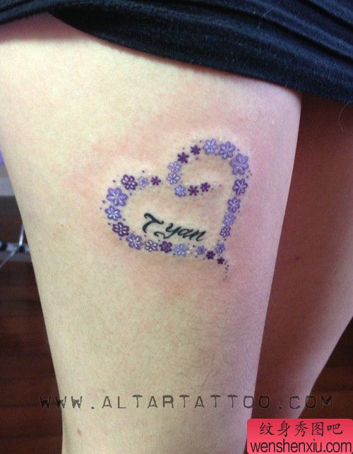 美女大腿处好看漂亮的花卉爱心纹身图案