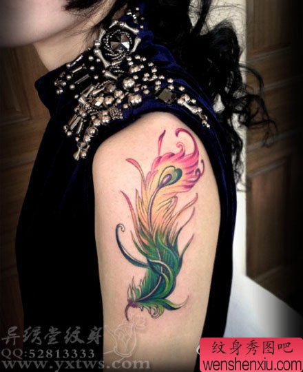 流行精美的美女手臂彩色羽毛纹身图案