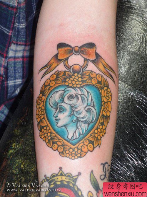 手臂流行精美的old school美女纹身图案