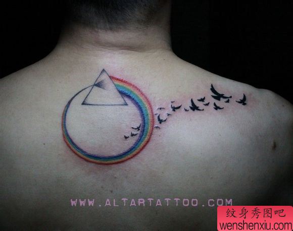 后背唯美好看的彩虹与小鸟纹身图案