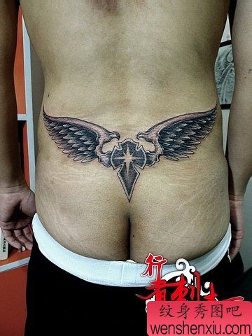 男性腰部流行帅气的翅膀纹身图案