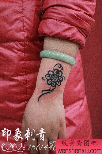 女生手臂小巧的图腾四叶草纹身图案