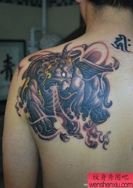 男性肩背超酷的神兽貔貅纹身图案