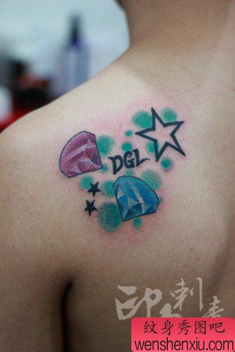 男性肩膀处漂亮流行的彩色钻石纹身图案