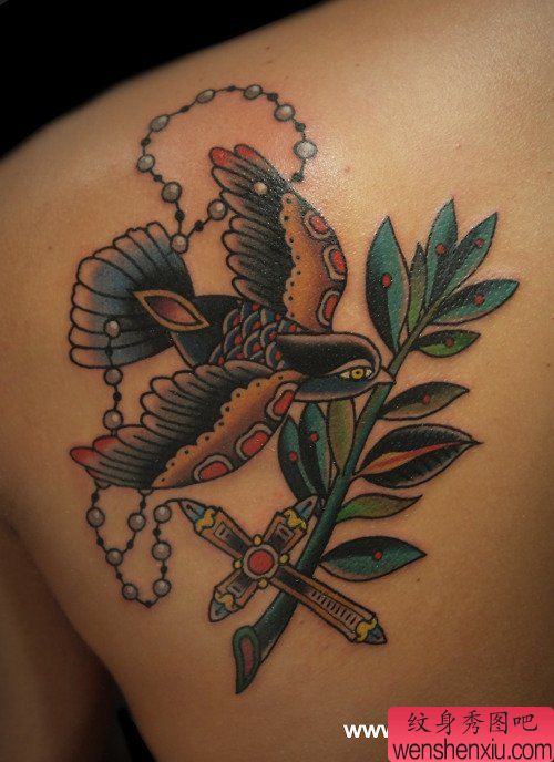 后背时尚的流行的old school小燕子纹身图案