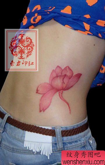 美女腰部流行唯美的彩色莲花纹身图案